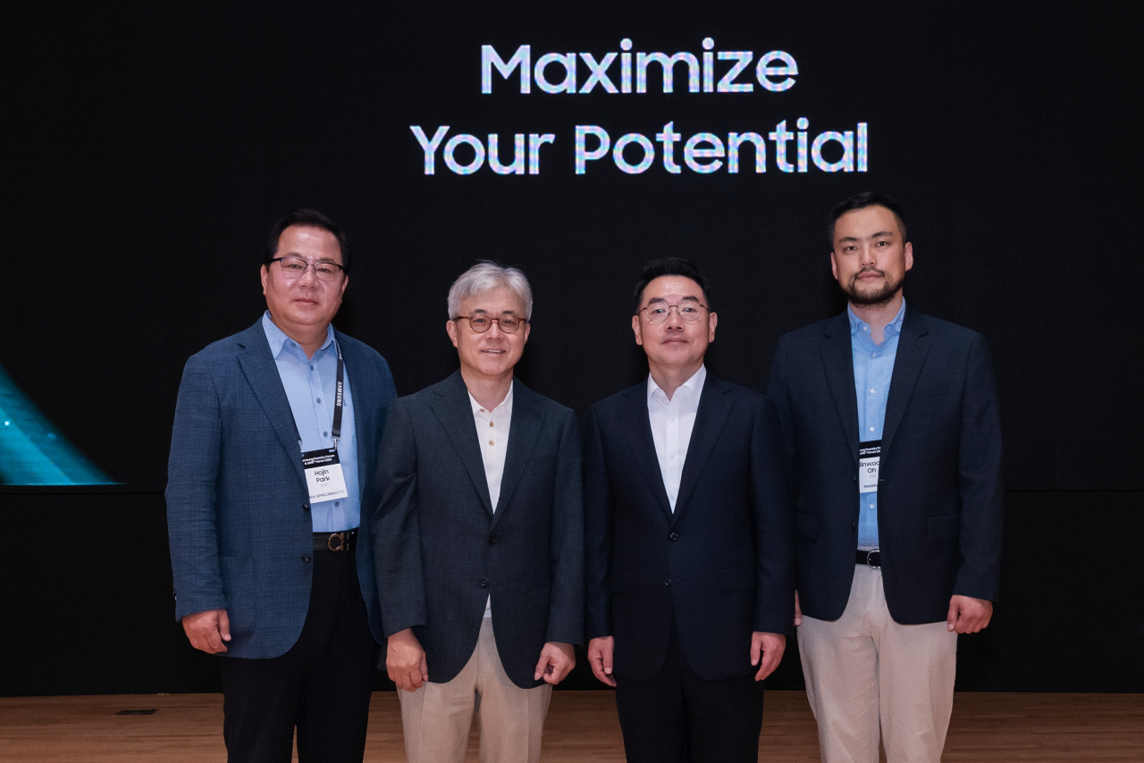 9일 삼성동 코엑스에서 열린 ‘삼성 파운드리 포럼 2024(Samsung Foundry Forum 2024)’행사에서 박호진(왼쪽부터) 어보브반도체 부사장, 최시영 삼성전자 파운드리 사업부장 사장, 이장규 텔레칩스 대표, 오진욱 리벨리온 CTO가 기념 촬영을 하고 있다. [삼성전자 제공]