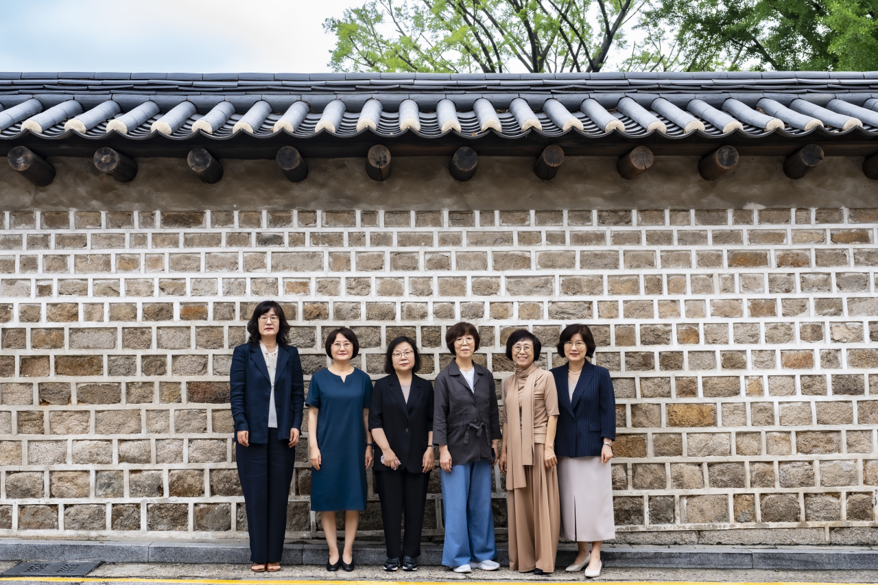 여성의 관점에서 100년간 한국 여성문학을 재조명해 집대성한 '한국 여성문학 선집'이 7권짜리 전집으로 출간됐다. 사진은 여성문학 선집을 기획한 여성문학사연구모임 구성원들. [민음사 제공]