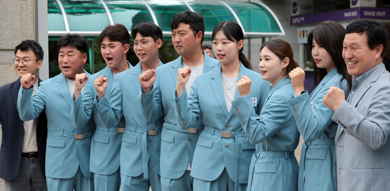 양궁 국가대표팀이 9일 오후 서울 송파구 올림픽공원 올림픽홀에서 열린 2024 파리하계올림픽대회 결단식에 앞서 기념촬영을 하고 있다. [연합]