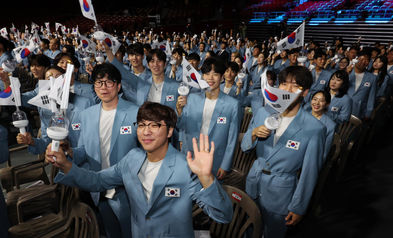 9일 오후 서울 송파구 올림픽공원 올림픽홀에서 열린 ‘2024 파리올림픽’ 대한민국 선수단 결단식에 참석한 선수들이 태극기를 흔들며 파이팅을 외치고 있다. 올림픽사진공동취재단
