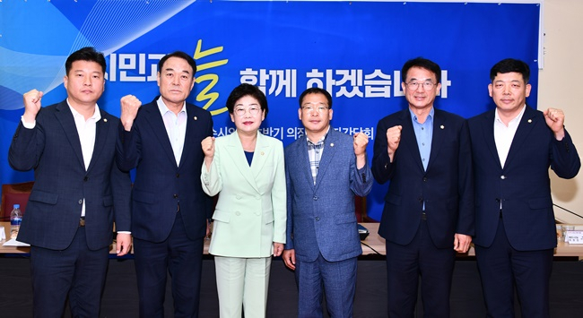 사진 왼쪽부터 고용진 운영위원장, 주재현 기획행정위원장, 백인숙 여수시의회 의장, 문갑태 부의장, 강재헌 환경복지위원장, 구민호 해양도시건설위원장.