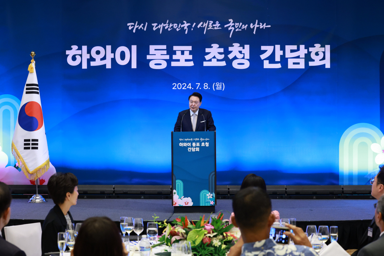 윤석열 대통령이 8일(현지시간) 미국 하와이 호놀룰루 쉐라톤 와이키키 호텔에서 열린 동포간담회에서 인사말을 하고 있다. 연합뉴스