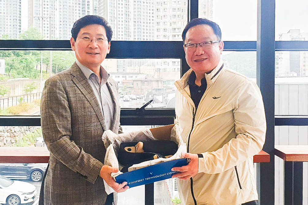 이상일 용인특례시장이 8일 공무원노조로부터 취임 두번째 운동화를 선물받았다.[용인시 제공]