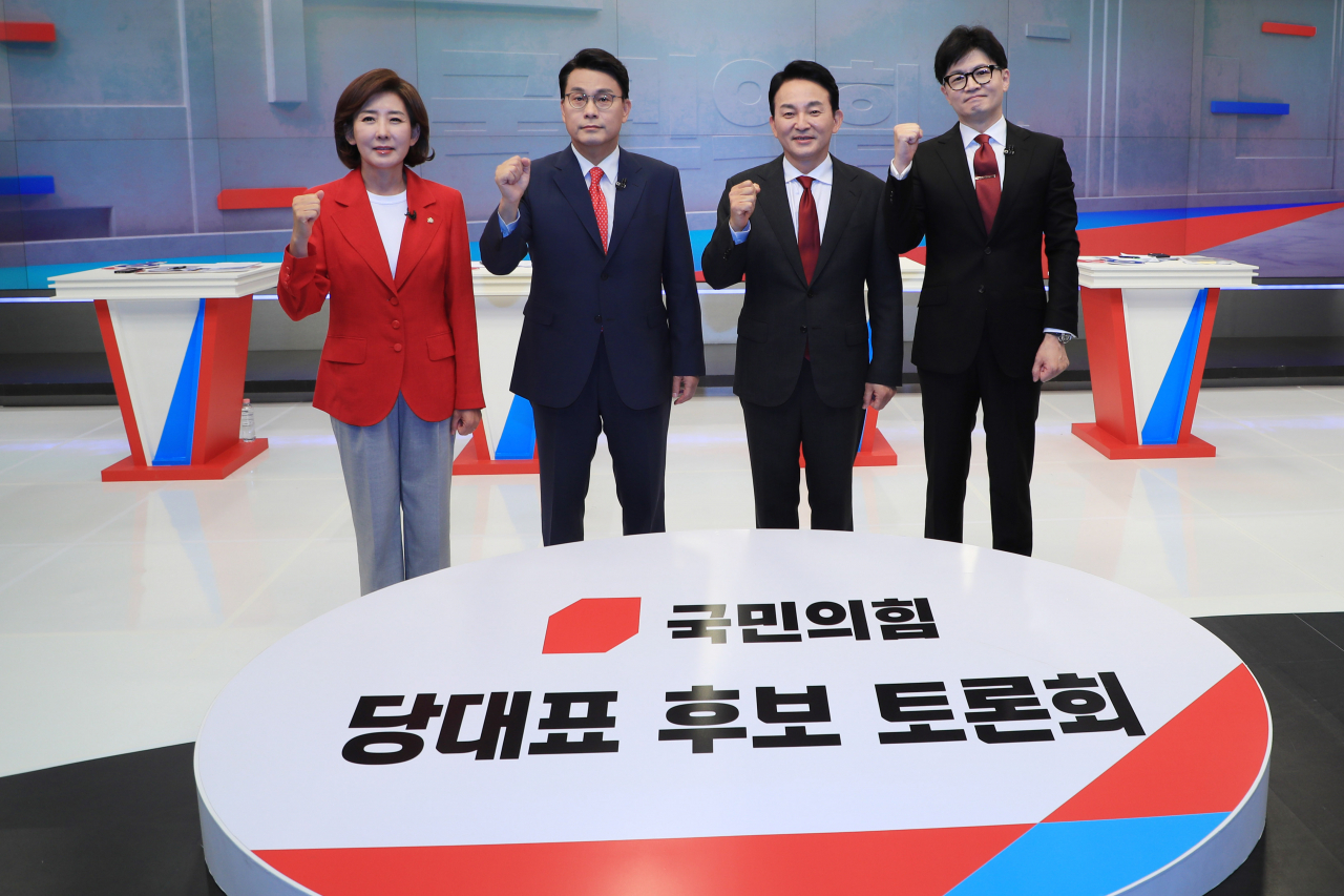 국민의힘 전당대회에 출마한 나경원(왼쪽부터), 윤상현, 원희룡, 한동훈 당대표 후보가 9일 서울 중구 TV조선에서 열린 '국민의힘 당대표 후보 TV토론회'에 참석, 기념을 촬영하고 있다. 연합뉴스