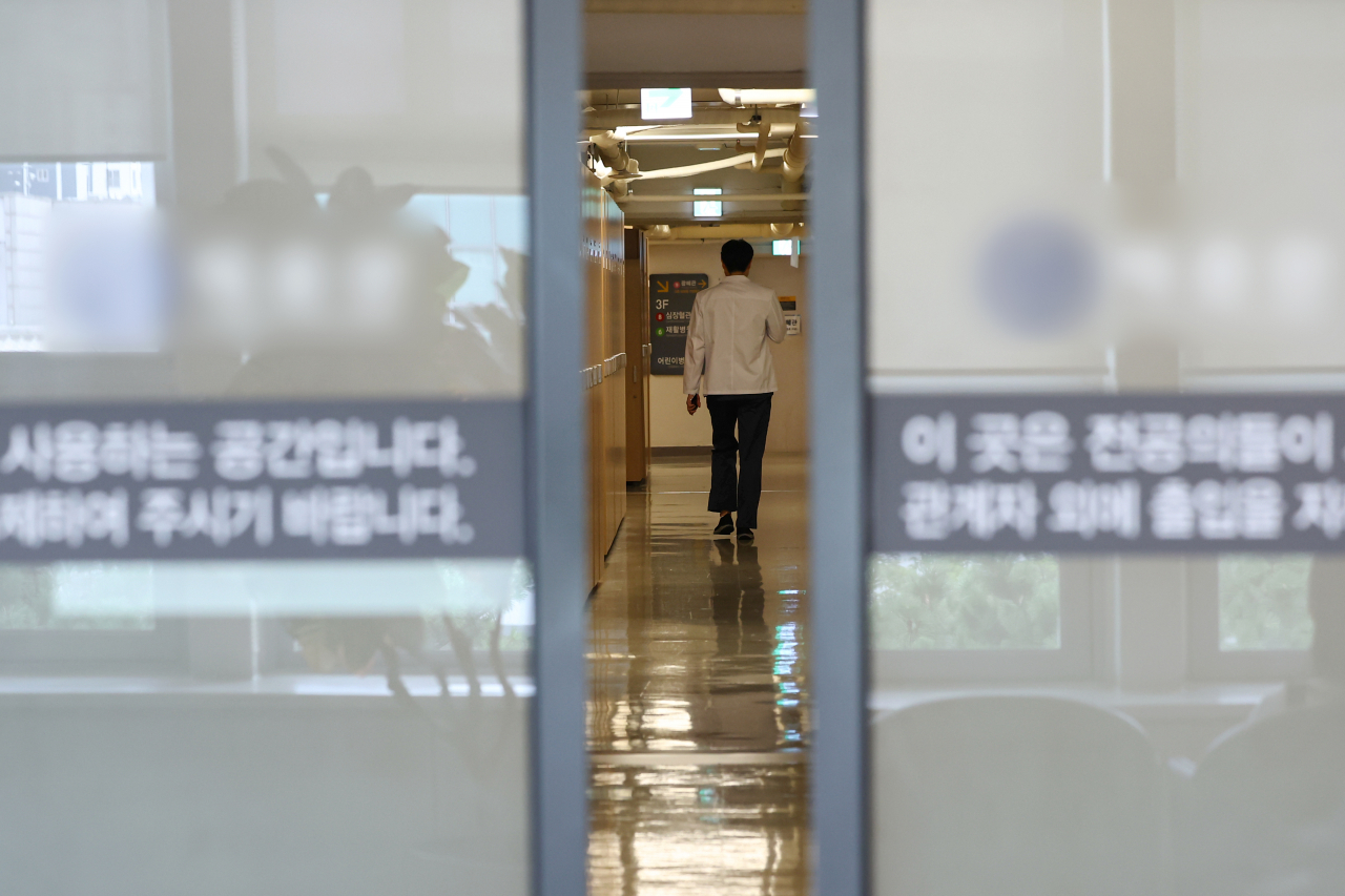 9일 오전 서울 시내 한 대학병원에서 의료 관계자가 이동하고 있다. 정부는 각 수련병원에 이달 15일까지 전공의 사직·복귀 여부를 확정지을 것을 요청하면서 이에 따르지 않을 경우 내년도 전공의 정원을 줄이기로 했다. [연합]