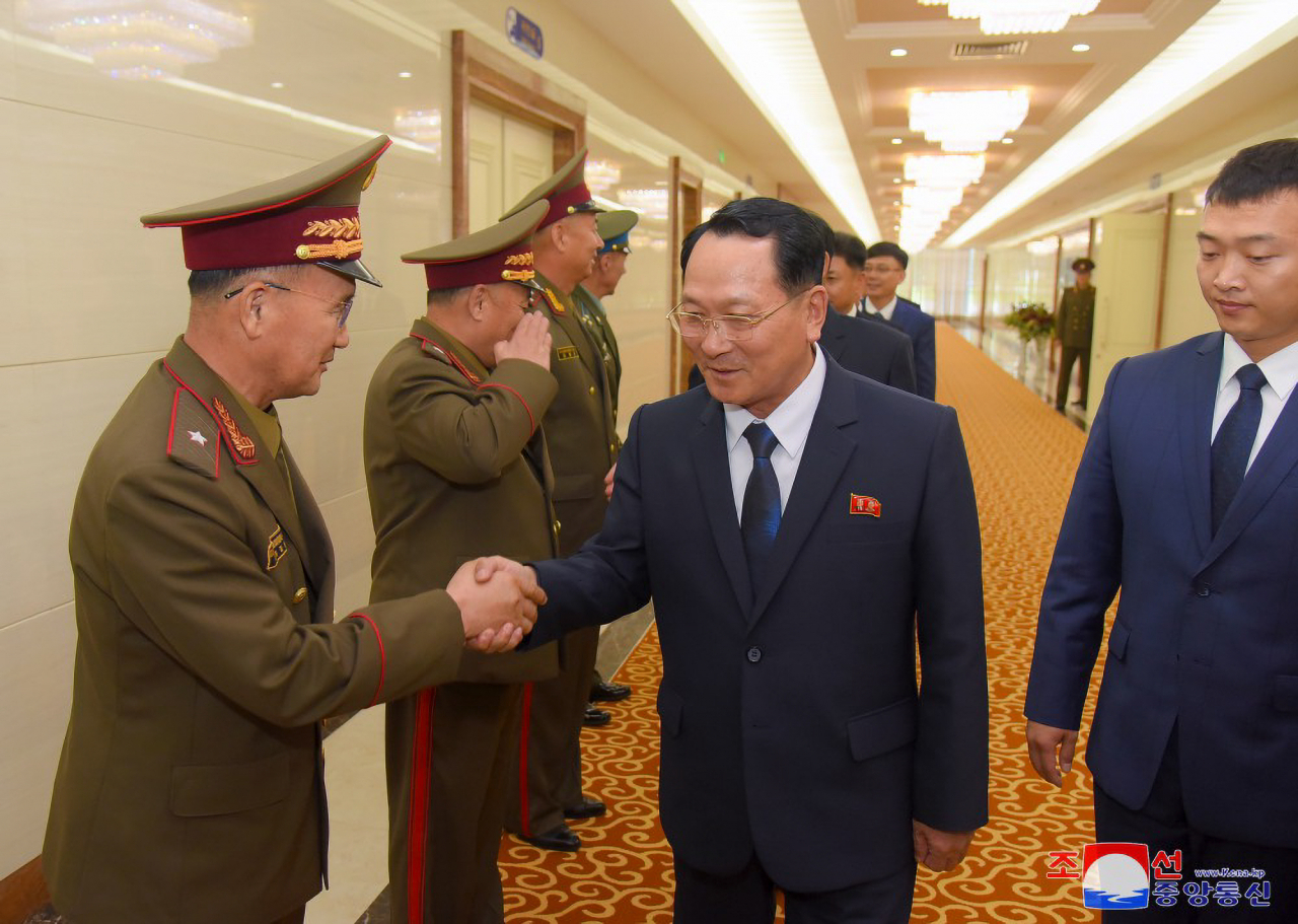 북한 김금철 김일성군사종합대학 총장을 단장으로 하는 조선인민군 군사교육일군(간부) 대표단이 러시아를 방문하기 위해 지난 8일 비행기로 평양을 출발했다고 조선중앙통신이 9일 보도했다. [연합]