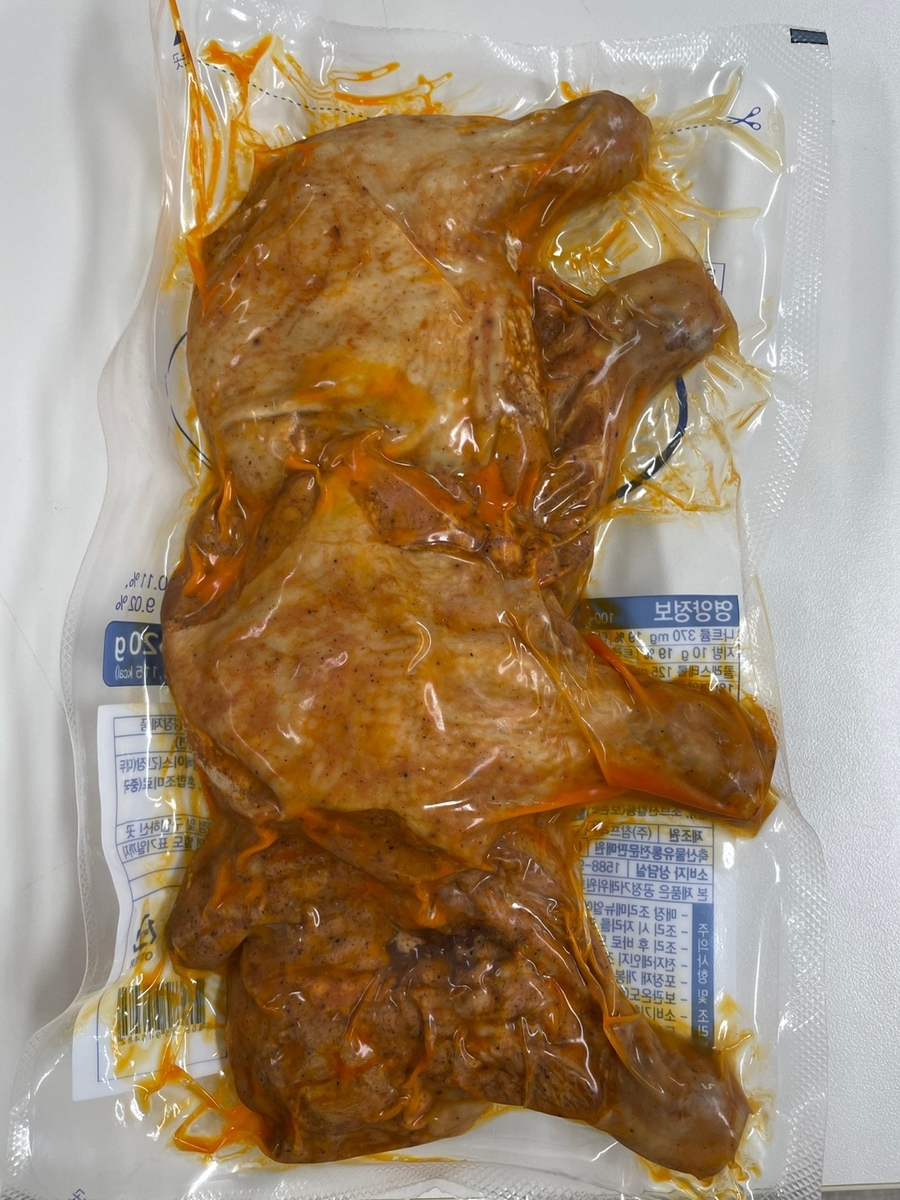 참프레가 제조한 'BBQ 통다리바베큐치킨'[식약처 제공]