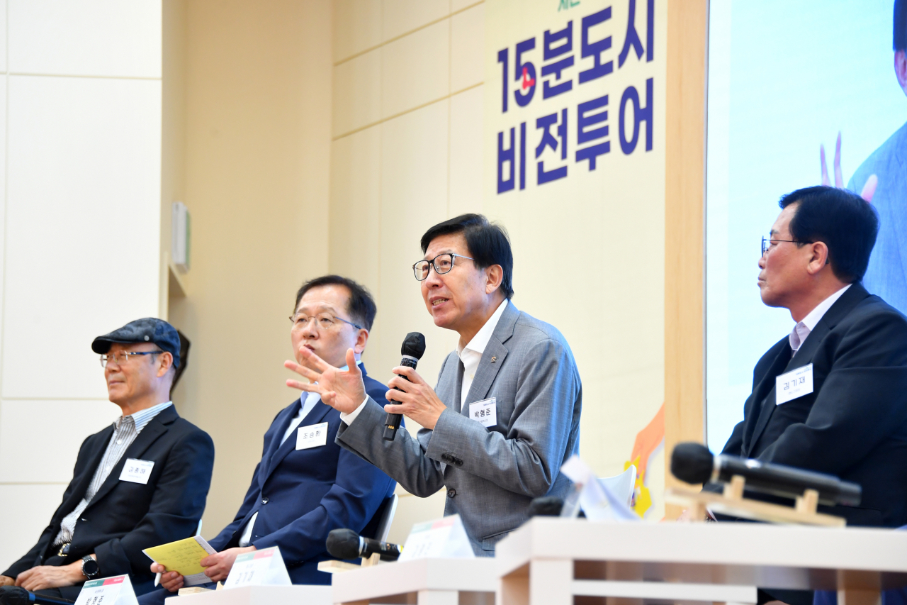 박형준 부산시장(왼쪽 세 번째)이 9일 오후 3시 20분 영도구청 대강당에서 열린 ‘15분도시 비전투어 시즌2 영도구 편’에 참석해 영도구의 현안사업에 대해 설명하고 있다. [사진=부산시]
