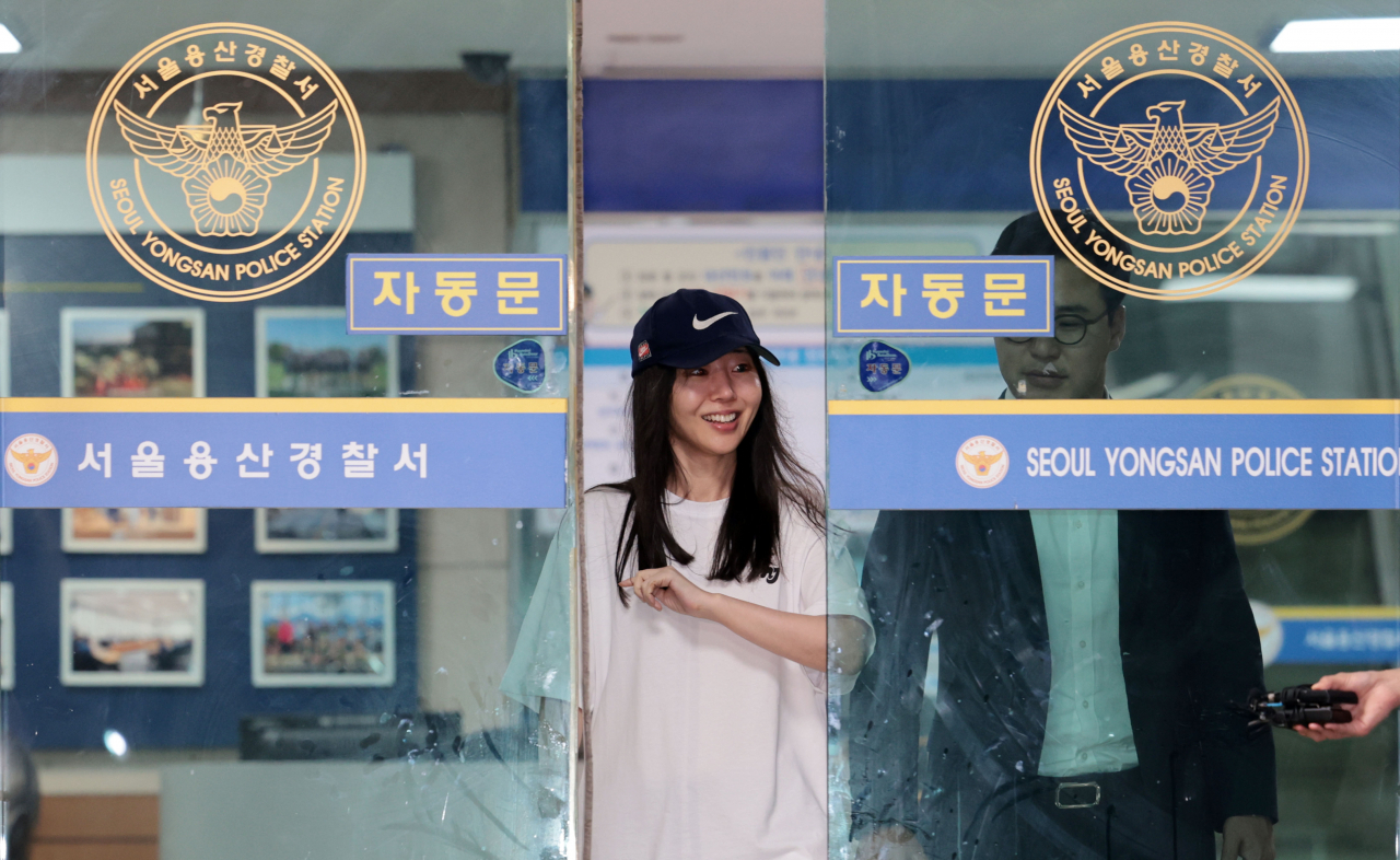 민희진 어도어 대표가 9일 오후 '업무상 배임' 혐의 관련 첫 소환 조사를 마친 뒤 서울 용산경찰서를 나서고 있다. [연합]