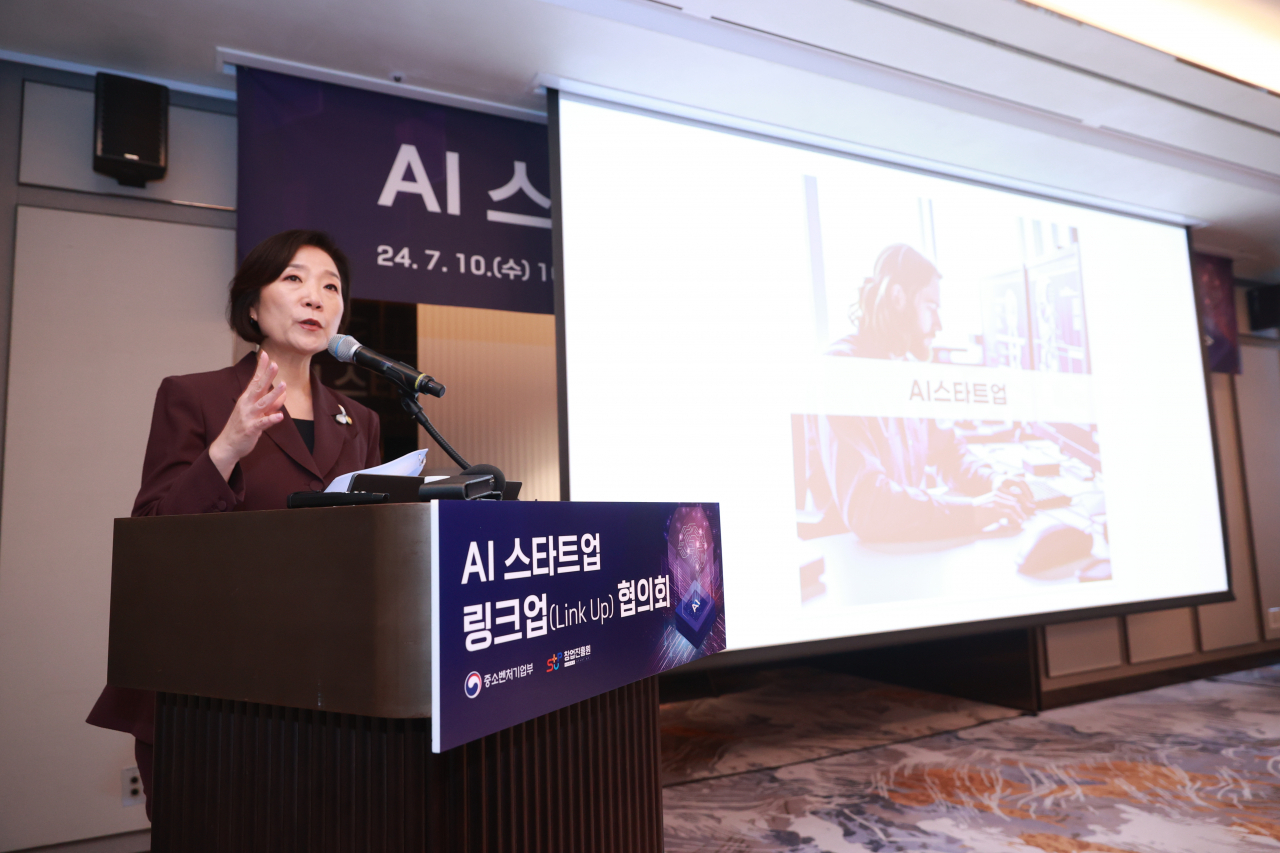 오영주 중소벤처기업부 장관이 10일 열린 ‘AI 스타트업 링크업(Linkup) 협의회’에서 인사말을 하고 있다. [중기부 제공]