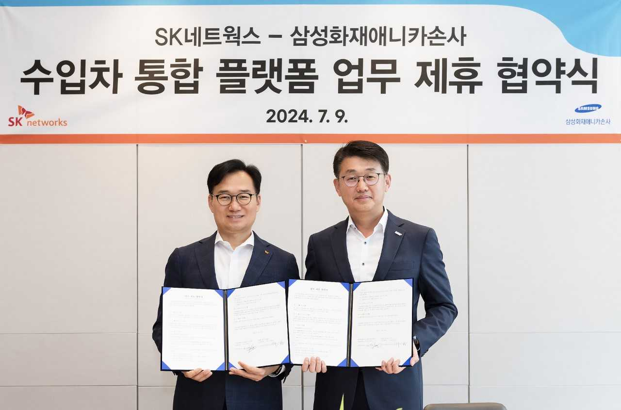 안무인(왼쪽부터) 스피드메이트사업부장과 권영문 삼성화재애니카손해사정 경영지원팀장(상무)이 9일 서울 종로구 삼일빌딩에서 ‘수입차 통합 플랫폼 업무 제휴’ 양해각서를 체결하고 기념사진을 촬영하고 있다. [SK네트웍스 제공]