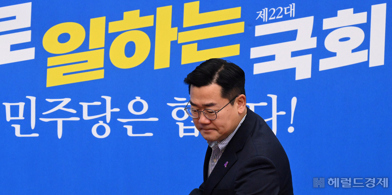 박찬대 더불어민주당 대표 직무대행 겸 원내대표가 10일 오전 서울 여의도 국회에서 열린 최고위원회의에 참석하고 있다. 이상섭 기자