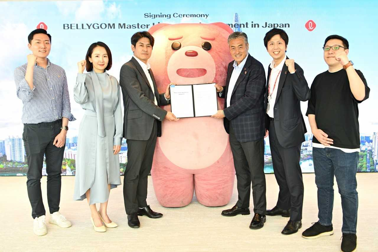 롯데홈쇼핑이 지난 4월 주식회사 롯데홀딩스와 벨리곰의 일본 활동을 위한 라이선스 계약을 체결했다. 이애나(왼쪽 두번째부터) 롯데홈쇼핑 IP커머스팀장, 이보현 롯데홈쇼핑 콘텐츠부문장, 주식회사 롯데홀딩스 다마쓰카 겐이치 대표, 야마다 유스케 부장이 기념 촬영을 하고 있다. [롯데홈쇼핑]