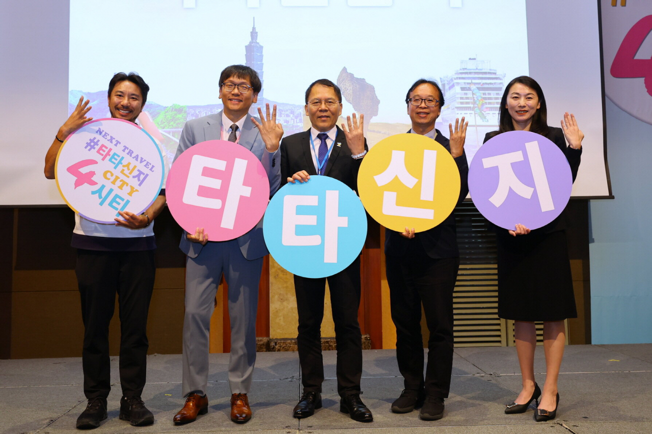 북대만 4도시 기자간담회에 참석한 (좌로부터)유튜버 심짱, 주백음 타오위안시관광여행국장, 왕추동 타이베이시관광전파국장, 양종민 신베시관광여행국장, 강정매 지룽시문화관광국장