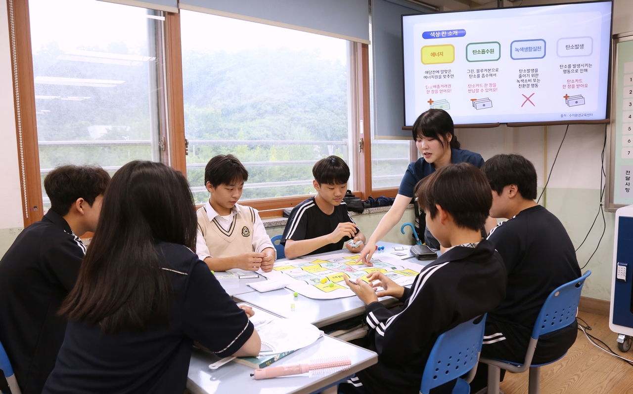 흥덕중학교 1학년 학생들이 단국대 환경교육단 대학생과 함께 환경 교육을 실시하고 신재생에너지 교구를 활용해 게임을 진행하고 있다. [단국대 제공]