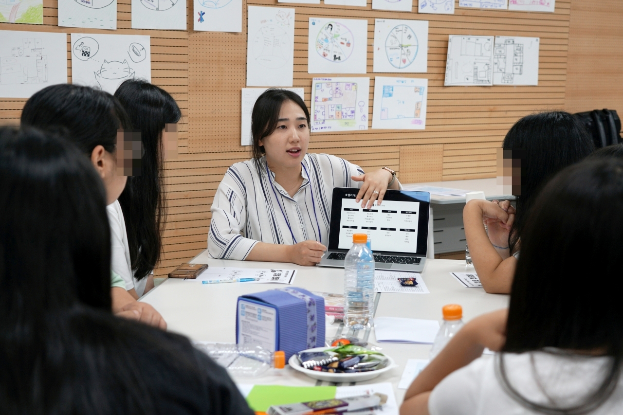 '미션힐링캠프’ 진로탐색 프로그램에서 이랜드 그룹 임직원이 학생들에게 설명하고 있다. [이랜드재단 제공]
