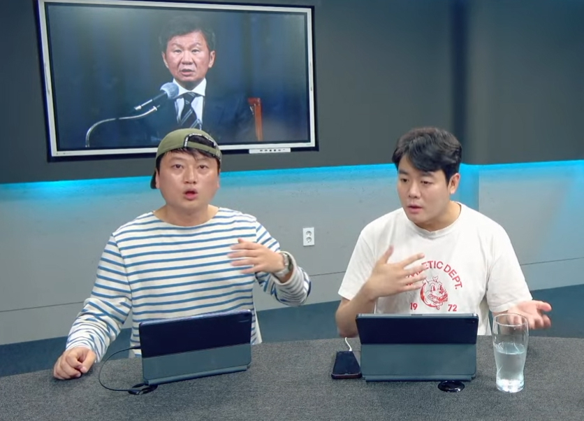 박문성 축구 해설위원(왼쪽)이 박주호 대한축구협회 전력강화위원에 법적 대응을 시사한 축협을 비판하고 있다. [유튜브 '달수네 라이브' 영상 캡처]