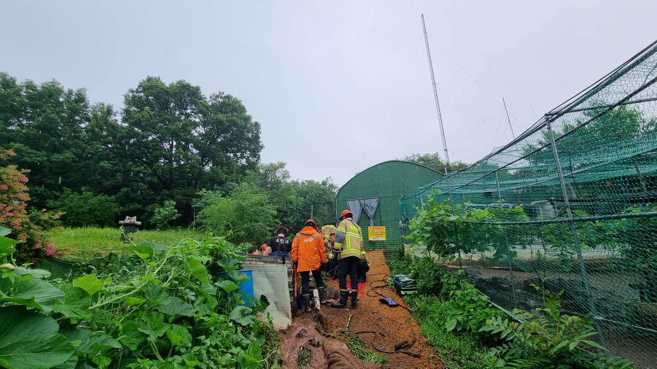 10일 오전 대구 북구 무태조야동의 한 주거지 옆 배수로에 60대 남성이 물에 잠겨 숨졌다.[대구소방안전본부 제공]