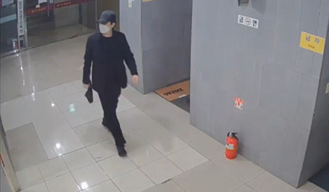 3월 15일 오후 11시 서울대입구역 인근으로 속옷을 찾으러 나타난 범인. [서울경찰청 제공]