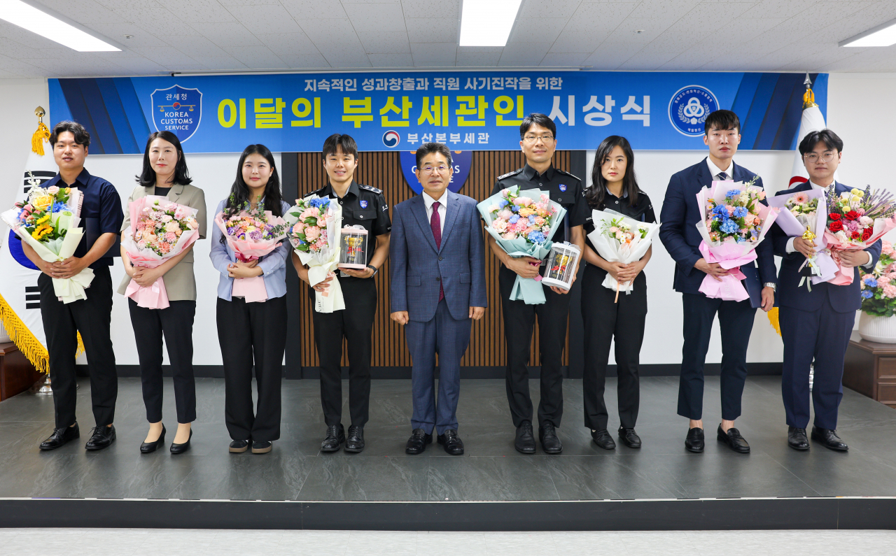 김용식 부산본부세관장(가운데)이 10일 7월의 부산세관인 및 유공자들과 수상 기념촬영을 하고 있다. [사진=부산본부세관]