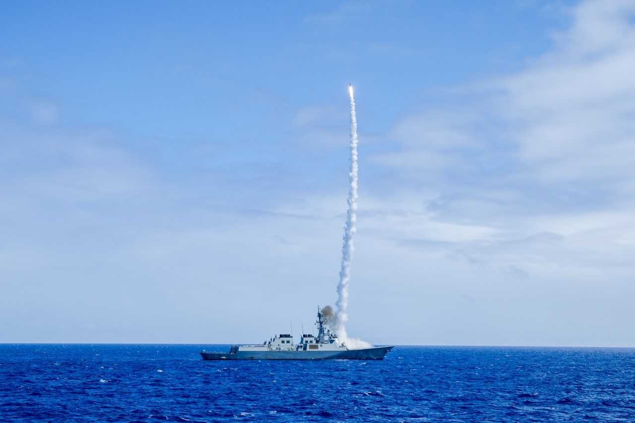 2024 환태평양훈련(림팩)에 참가중인 해군 이지스구축함 율곡이이함(DDG·7600t급)이 9일(현지시간) 오전 하와이 인근 해상에서 고속으로 접근하는 대공무인표적기를 향해 SM-2 함대공유도탄 실사격을 성공적으로 완수했다고 해군이 10일 밝혔다. [해군 제공]