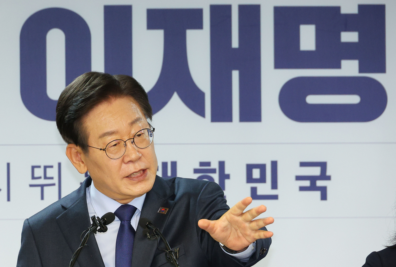 이재명 더불어민주당 전 대표가 10일 오전 서울 여의도 중앙당사에서 당대표 출마 선언 기자회견을 하고 있다. [연합]