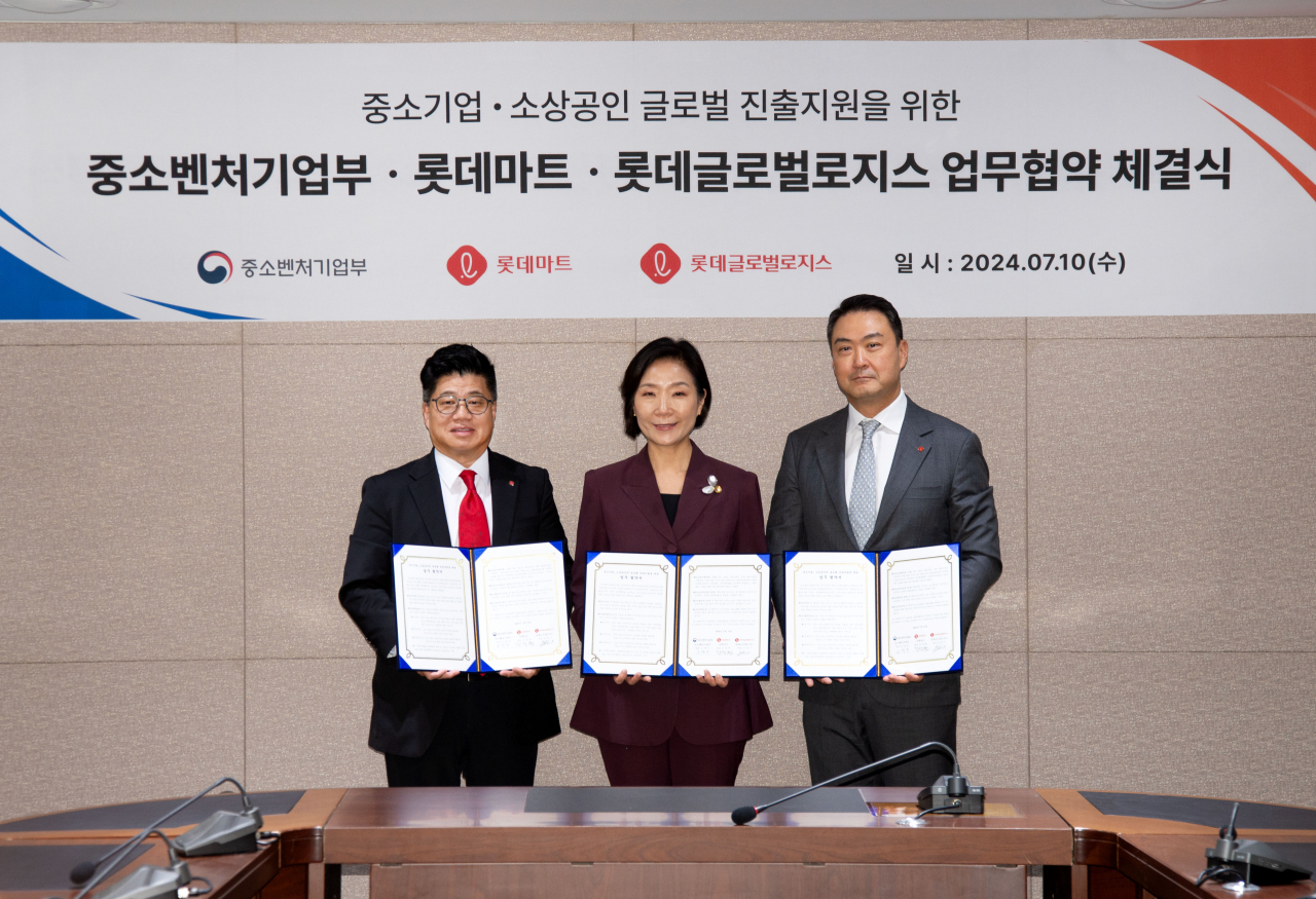 롯데글로벌로지스가 중소벤처기업부, 롯데마트와 함께 중소기업과 소상공인의 글로벌 진출지원을 위한 업무협약을 체결했다. 강병구(왼쪽부터) 롯데글로벌로지스 대표이사, 오영주 중소벤처기업부 장관, 강성현 롯데마트 대표이사가 기념촬영을 하고 있다. [롯데글로벌로지스 제공]