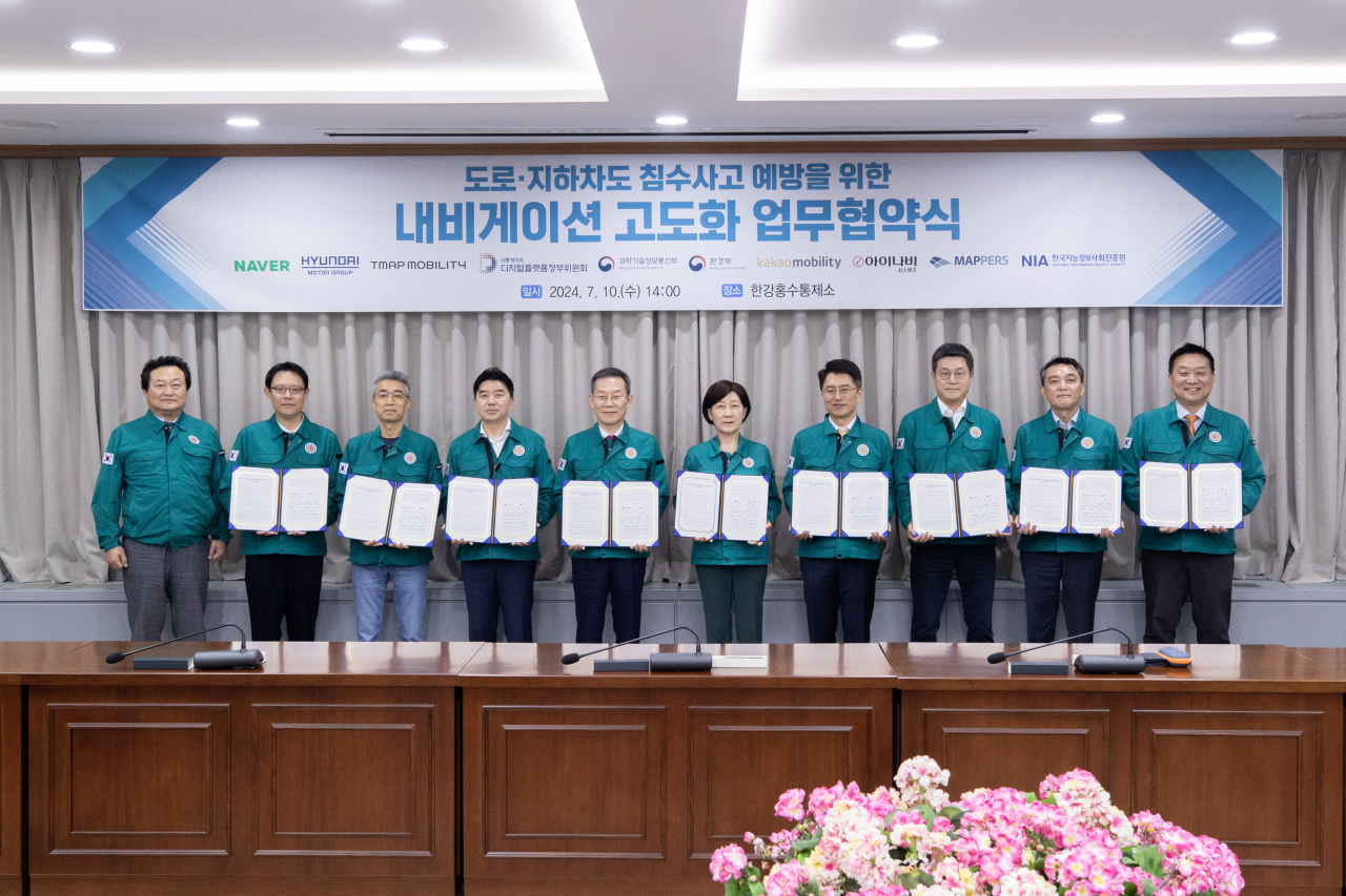 10일 ‘도로·지하차도 침수사고 예방을 위한 내비게이션 고도화’ 업무협약식 참석자들이 기념촬영을 하고 있다. 왼쪽부터 서보람 디지털플랫폼정부위원회 추진단장, 이상철 네이버 부문장, 송창현 현대차·기아 사장, 이종호 티맵모빌리티 대표, 이종호 과기정통부 장관, 한화진 환경부 장관, 류긍선 카카오모빌리티 대표, 성득영 아이나비시스템즈 대표, 김용 맵퍼스 본부장, 황종성 NIA 원장. [현대차 제공]
