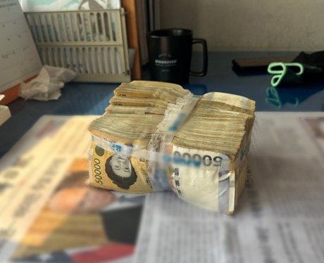 울산 한 아파트 화단에서 5000만원 돈다발이 발견된 가운데 같은 장소에서 또다른 현금을 발견했다는 신고가 접수돼 경찰이 경위를 파악하고 있다. 6일 울산 남부경찰서에서 따르면 남구 한 아파트 환경미화원이 화단에서 검정 비닐봉지 안에 든 현금 2500만원을 발견했다며 경찰에 신고했다. 사진은 앞서 지난 4일 이 아파트에서 발견된 5000만원 돈다발. [연합]