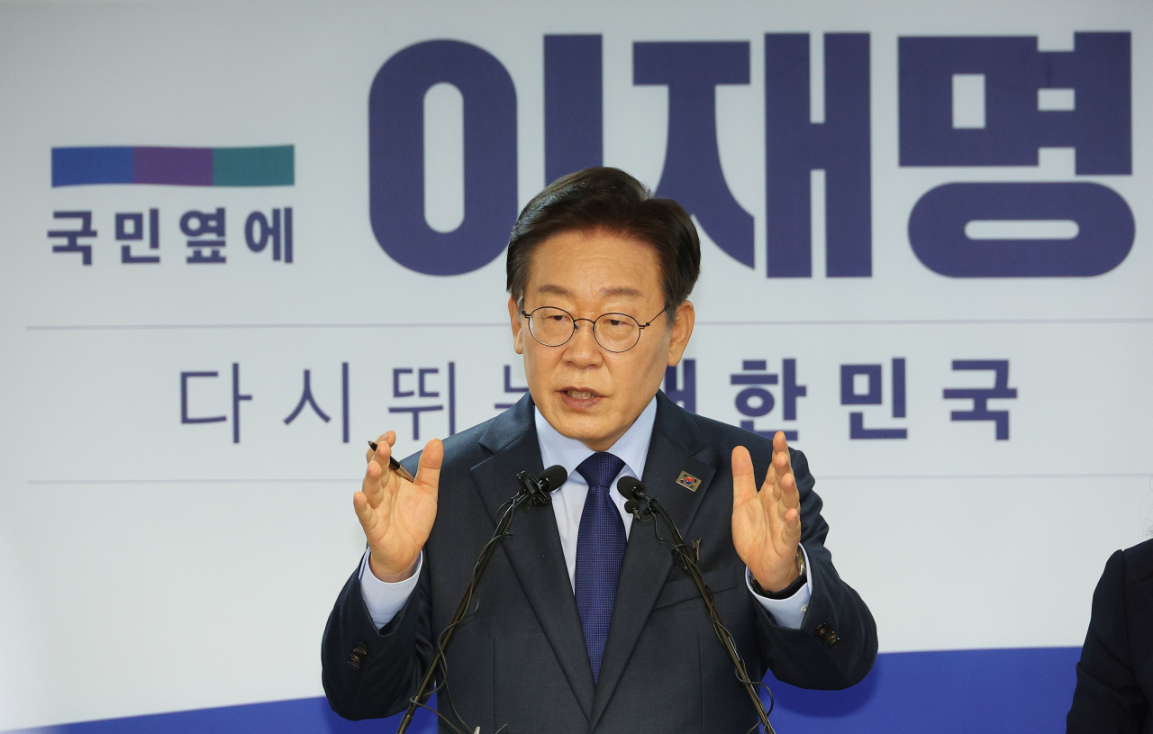 이재명 더불어민주당 전 대표가 10일 오전 서울 여의도 중앙당사에서 당대표 출마 선언 기자회견을 하고 있다. [연합]