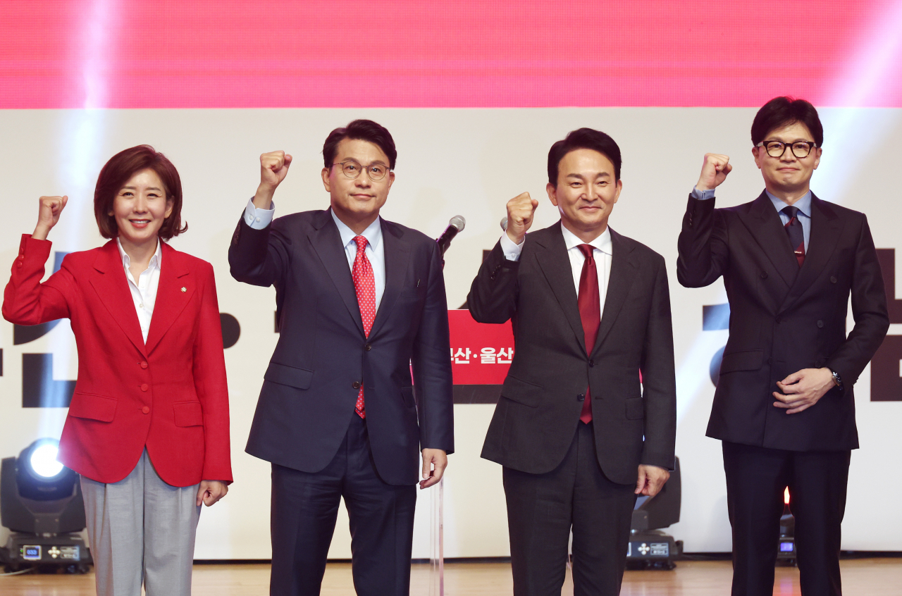 국민의힘 대표 후보들이 10일 오후 부산 벡스코에서린 제4차 전당대회 부산, 울산, 경남 합동연설회에서 인사하고 있다. 오른쪽부터 한동훈, 원희룡, 윤상현, 나경원 당 대표 후보. [연합]