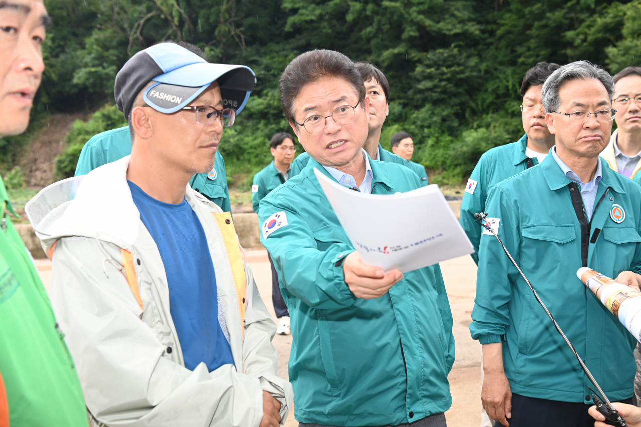 이철우 경북지사가 10일 지난 4일간의 집중호우로 피해를 본 영양군 입암면 금학·대천리 일대 피해 현장을 방문해 피해 상황 점검 등을 하고 있다.[경북도 제공]