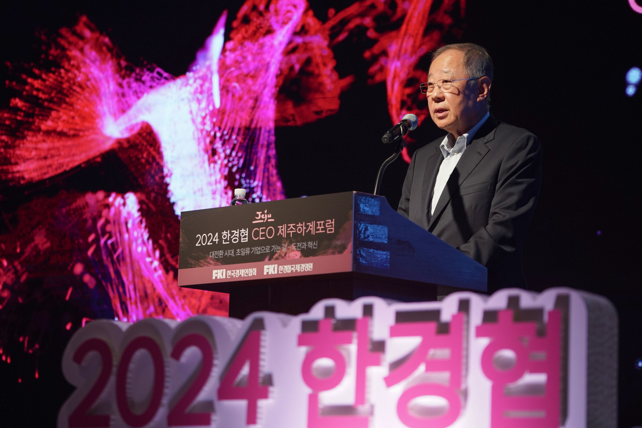 류진 한경협 회장이 제주하계포럼 개회사를 발표하고 있다. [한경협 제공]