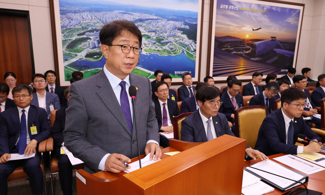 10일 오전 국회에서 열린 국토교통위원회 전체회의에서 박상우 국토교통부 장관이 업무보고를 하고 있다. [연합]