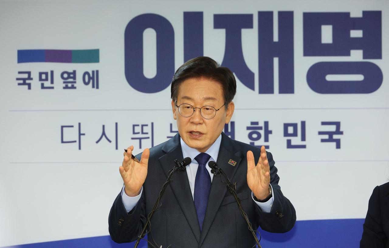 이재명 더불어민주당 전 대표가 10일 오전 서울 여의도 중앙당사에서 당대표 출마 선언 기자회견을 하고 있다. [연합]