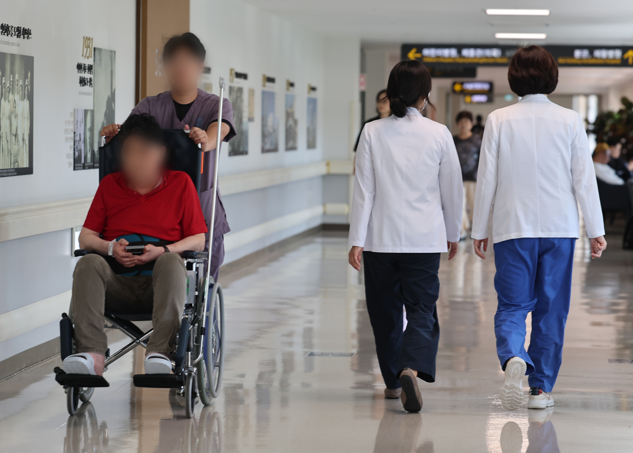 의대 증원에 반발한 의료계 집단행동이 계속되는 가운데 서울 시내 한 대형병원에서 의료진이 이동하고 있다. [연합]