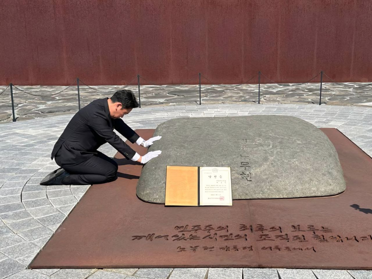 4·10총선 서울 종로구에서 국회의원으로 뽑힌 곽상언 당선인이 14일 오전 경남 김해 봉하마을을 찾아 고(故) 노무현 전 대통령 묘역을 참배하고 있다.[사진=곽상언 당선인 페이스북 갈무리]