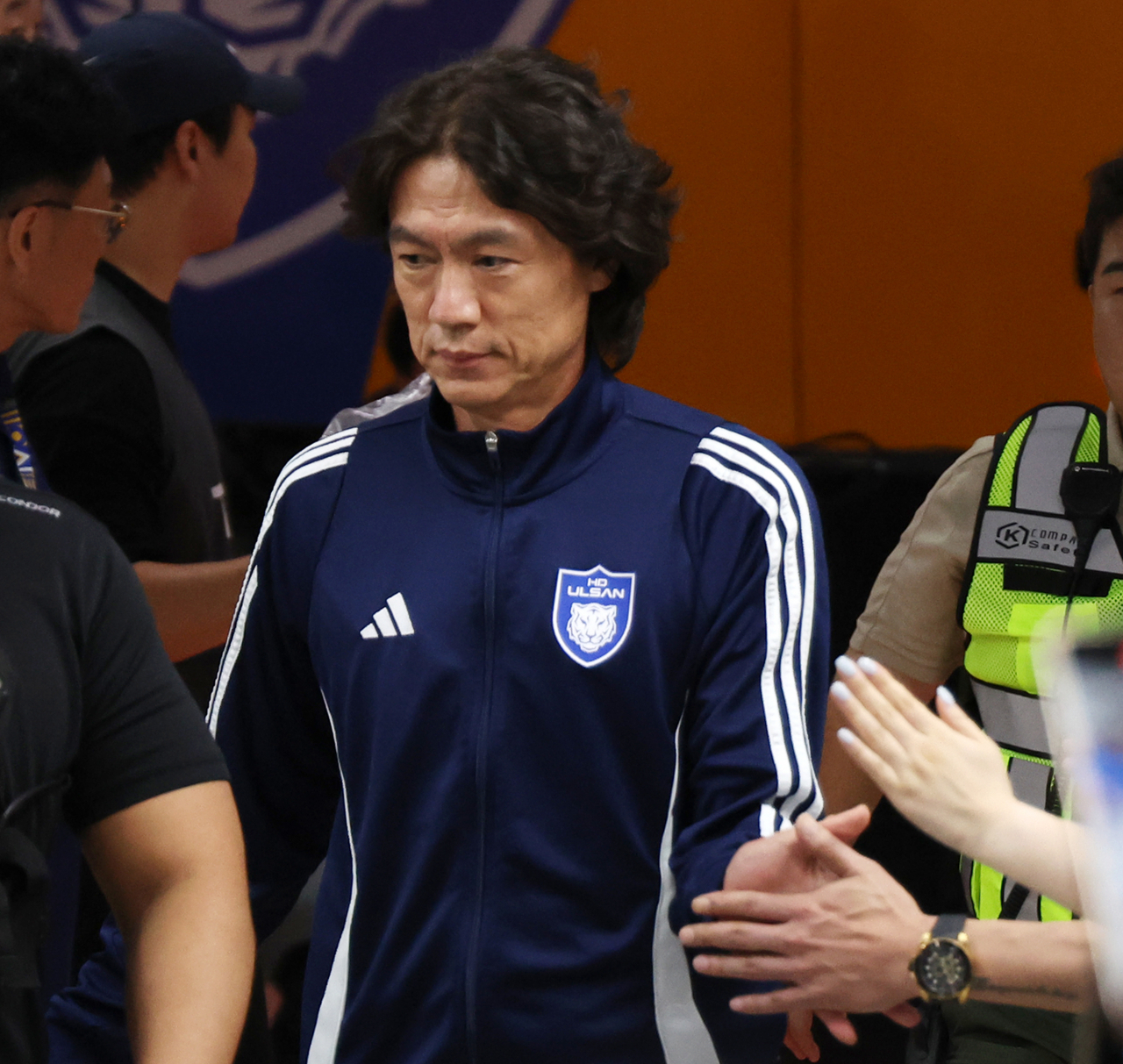 10일 오후 울산 문수축구경기장에서 축구 국가대표팀 감독으로 내정된 울산 HD 홍명보 감독이 광주FC와의 경기를 앞두고 경기장으로 들어오고 있다. [연합]