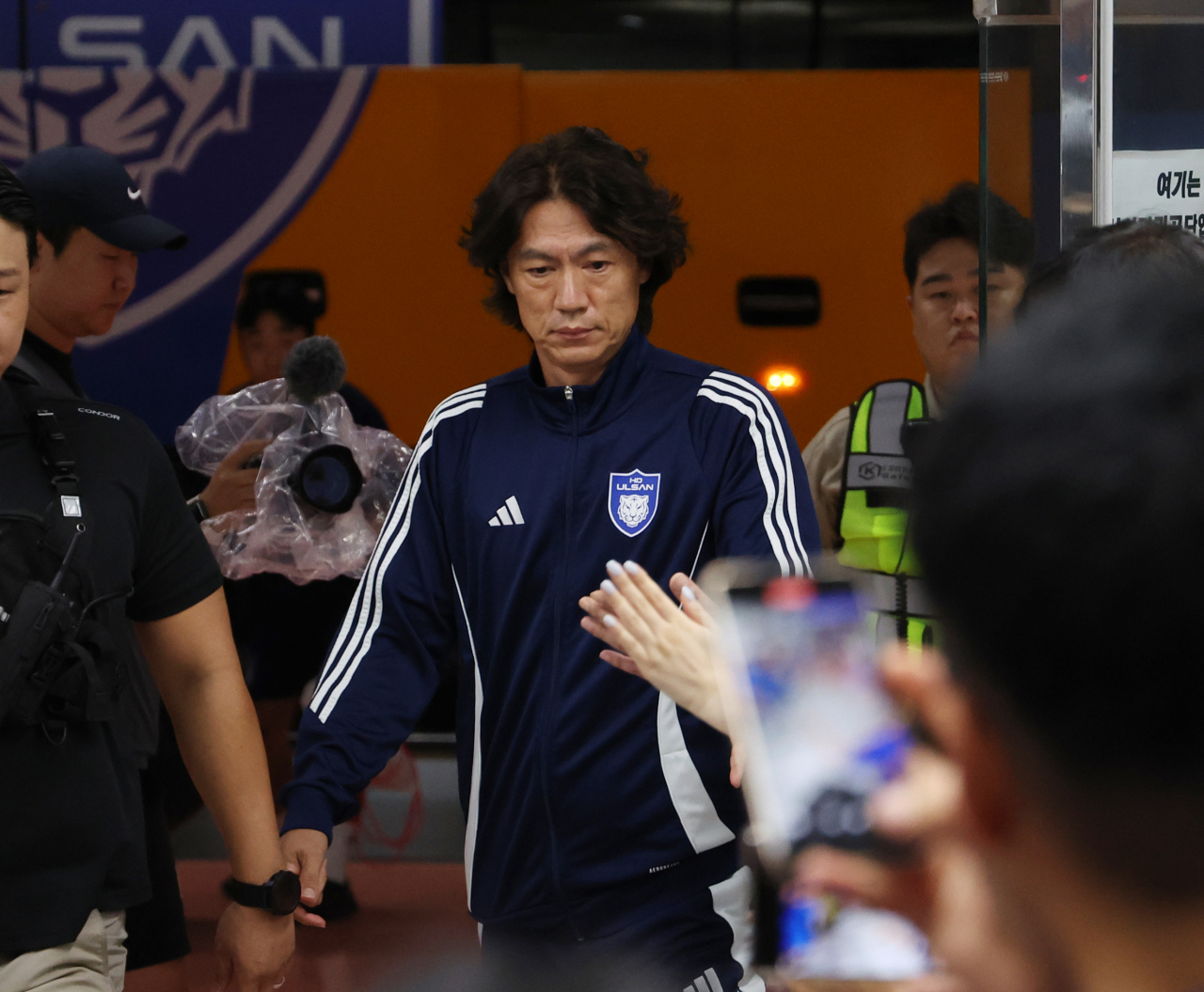 10일 오후 울산 문수축구경기장에서 축구 국가대표팀 감독으로 내정된 울산 HD 홍명보 감독이 광주FC와의 경기를 앞두고 경기장으로 들어오고 있다. [연합]
