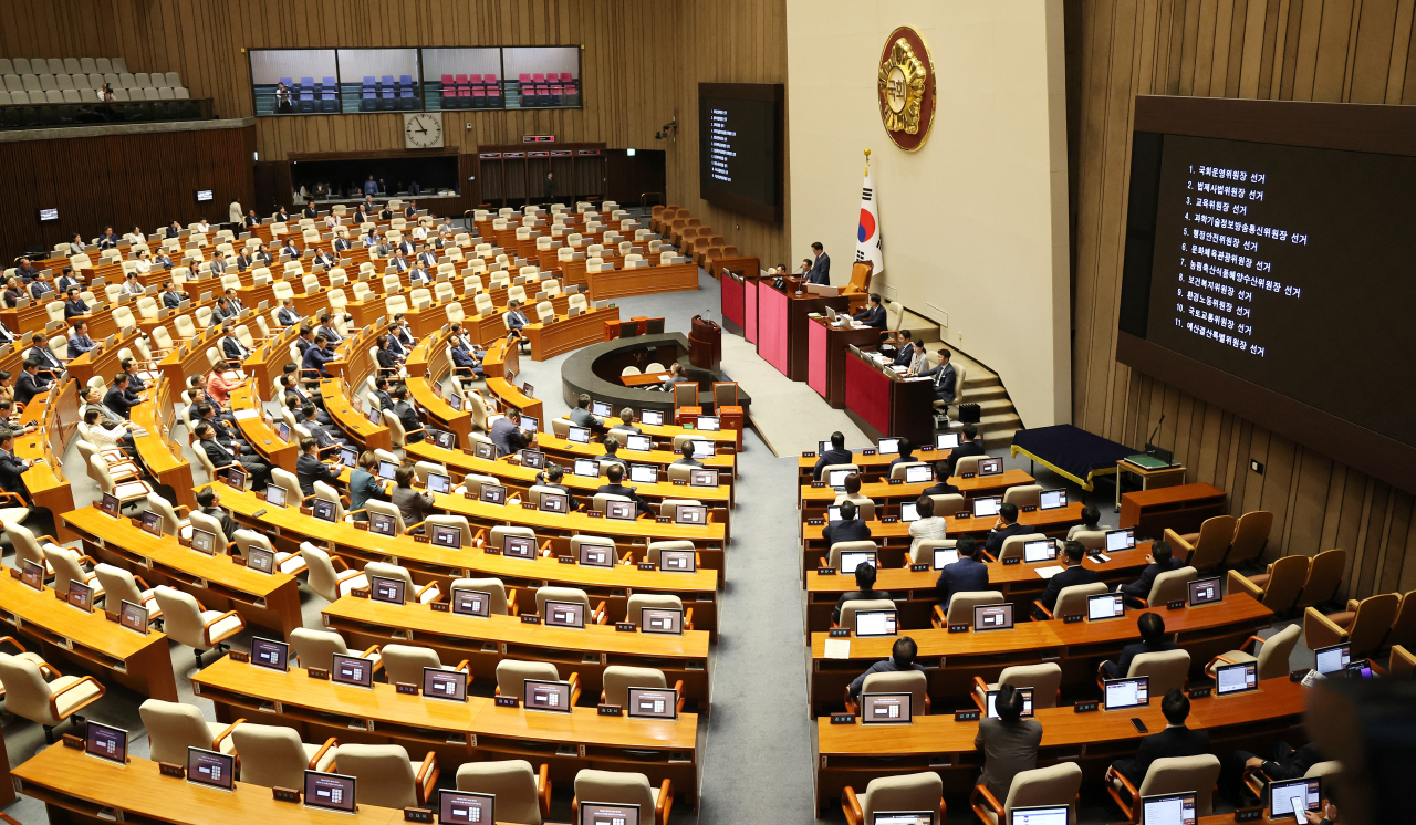 10일 국회 본회의장에 국민의힘 의원들의 자리가 비어있는 가운데 상임위원장 선출 안건이 상정되고 있다. [연합]