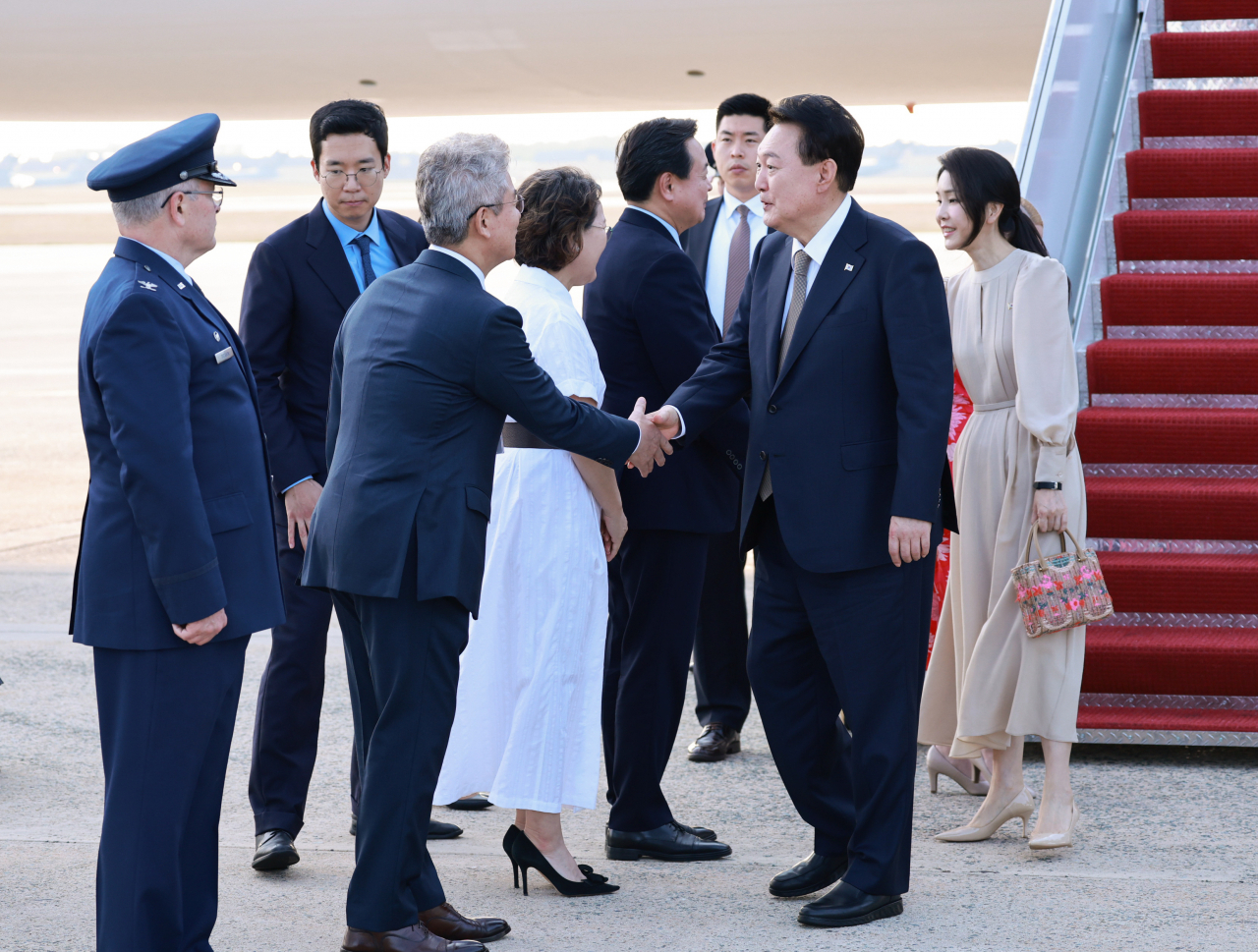 윤석열 대통령과 김건희 여사가 10일(현지시간) 북대서양조약기구(NATO·나토) 75주년 정상회의가 열리는 미국 워싱턴DC 인근 인근 앤드루스 공군기지에 전용기인 공군 1호기편으로 도착해 환영객들과 인사하고 있다.[연합]