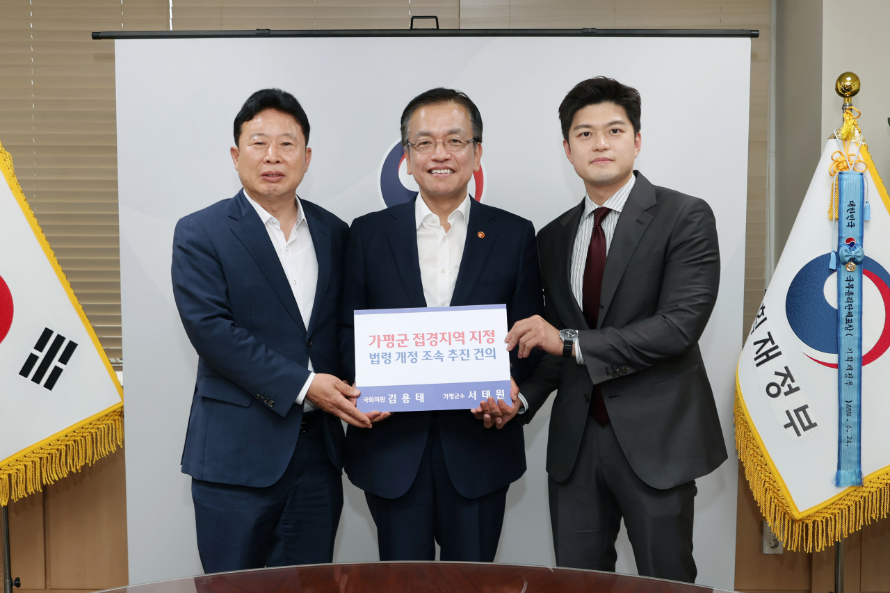 (왼쪽부터)서태원 가평군수, 최상목 경제부총리, 김용태 국회의원