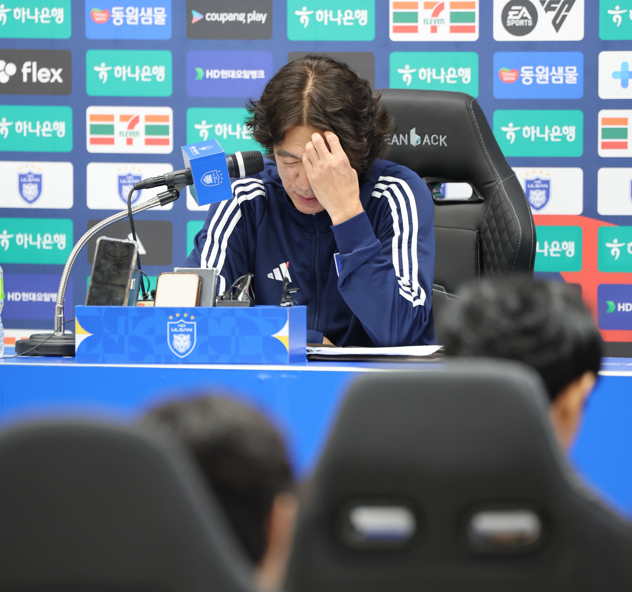10일 오후 울산 문수축구경기장 프레스센터에서 축구 국가대표팀 감독으로 내정된 울산 HD 홍명보 감독이 광주FC와의 경기 후 기자회견 도중 고개를 숙이고 있다. [연합]
