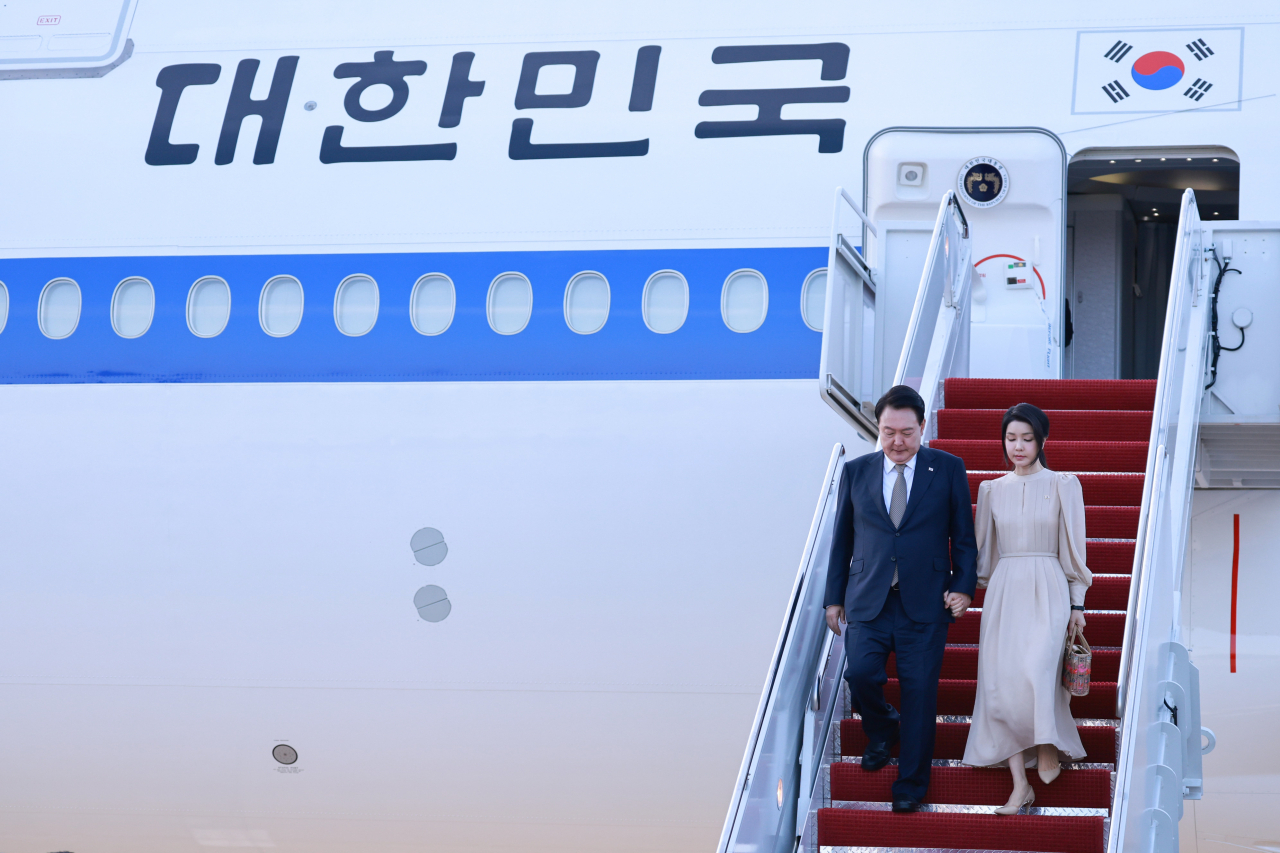 윤석열 대통령과 김건희 여사가 10일(현지시간) 북대서양조약기구(NATO·나토) 75주년 정상회의가 열리는 미국 워싱턴DC 인근 앤드루스 공군기지에 도착해 전용기인 공군 1호기에서 내려오고 있다. [연합]