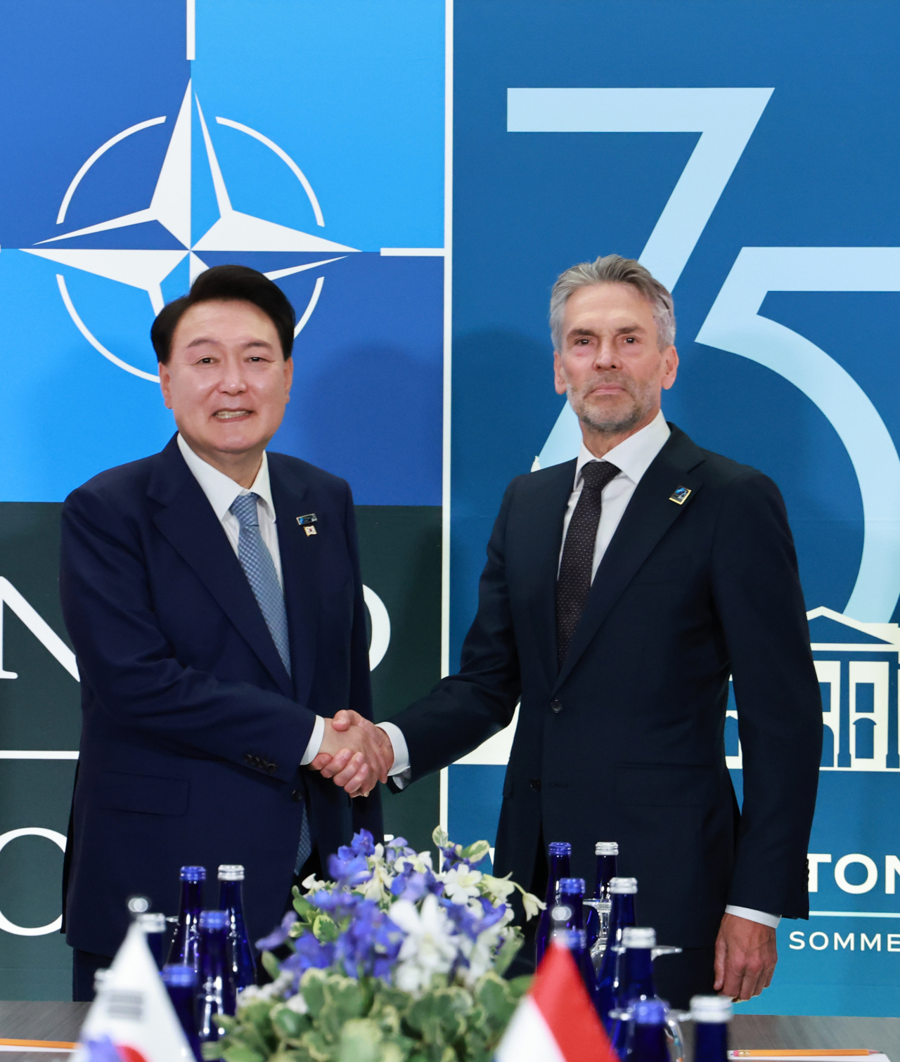윤석열 대통령이 10일(현지시간) 북대서양조약기구(NATO·나토) 75주년 정상회의가 개최된 미국 워싱턴DC 월터 E. 워싱턴 컨벤션센터에서 열린 한-네덜란드 정상회담에서 딕 스호프 네덜란드 총리와 악수하고 있다. [연합]