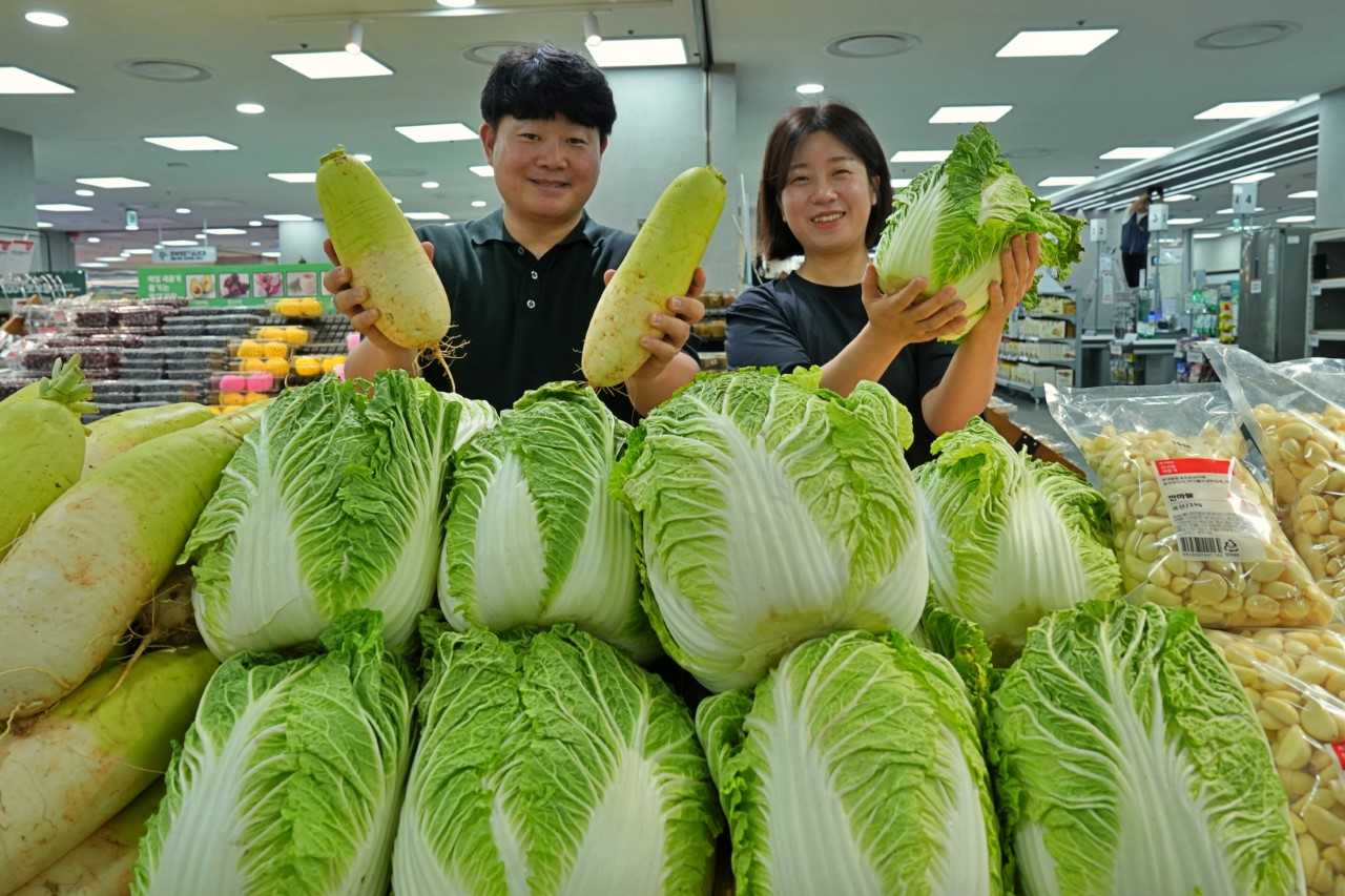 롯데마트·슈퍼는 장바구니 부담을 덜기 위해 시세보다 30% 가량 싼 ‘상생 배추, 무, 깐마늘’을 판매한다. [롯데마트·슈퍼 제공]