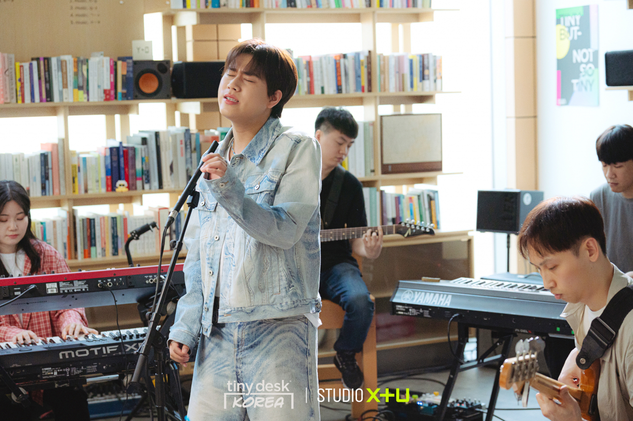 ‘타이니 데스크 코리아 2024’ 이무진편의 스틸컷. [LG유플러스 제공]