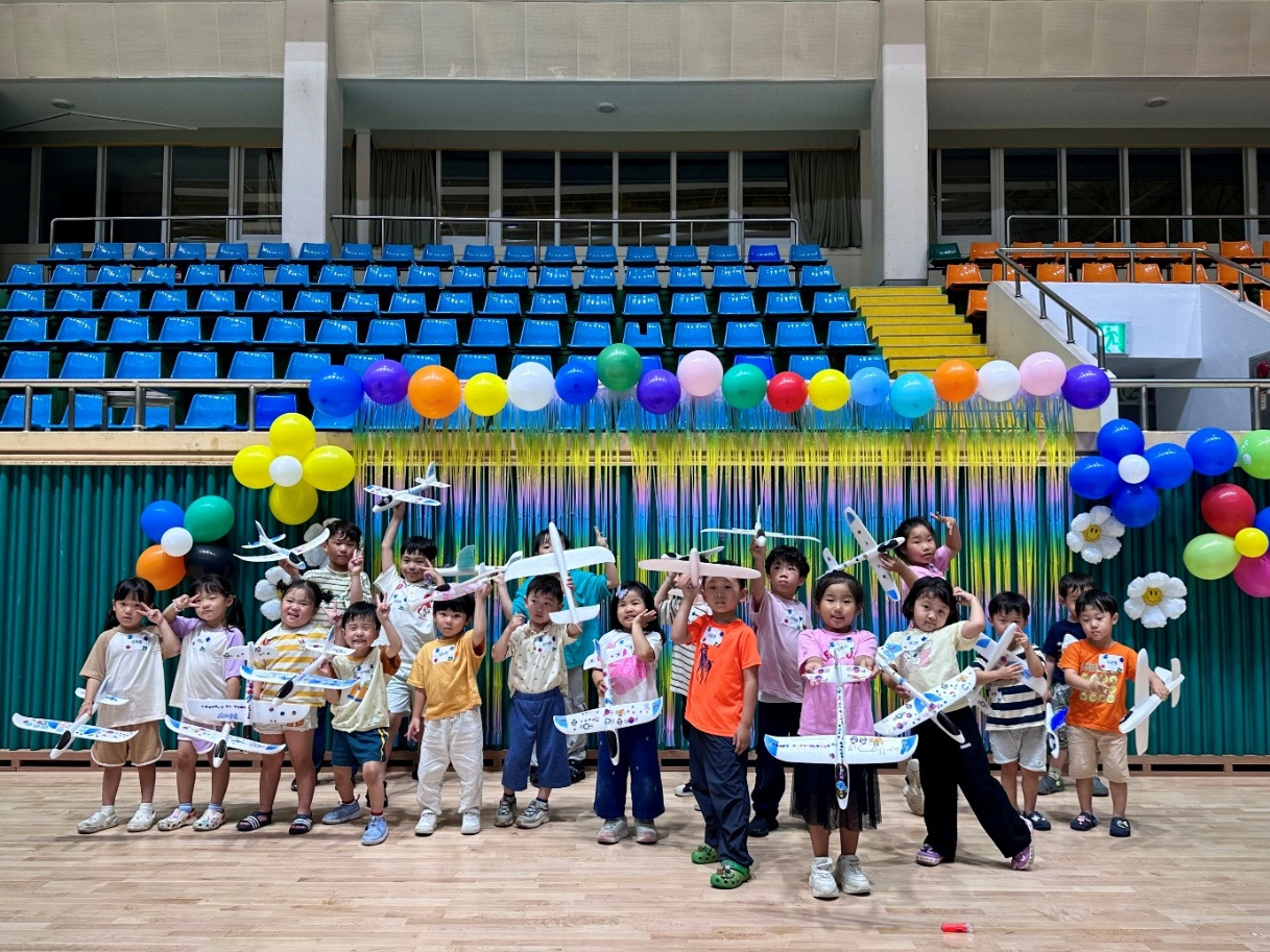지난달 9일 전남 광양에서 열린 ‘2024 포스코 콘서트’ 자녀 돌봄교실에서 어린이들이 사진촬영을 하고 있다. [포스코 제공]