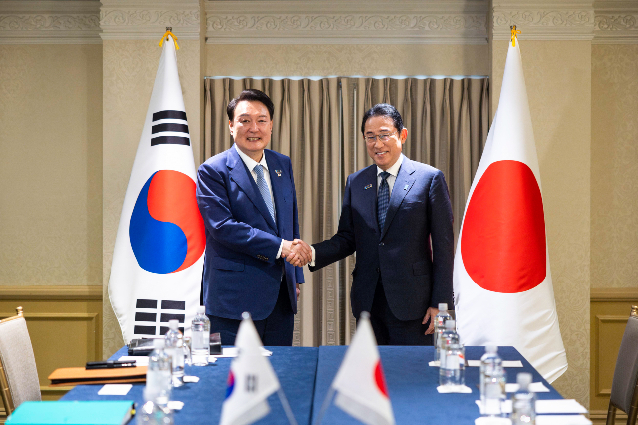 북대서양조약기구(NATO·나토) 75주년 정상회의에 참석한 윤석열 대통령이 10일(현지시간) 미국 워싱턴DC 윌러드 인터콘티넨탈 호텔에서 열린 한일 정상회담에서 기시다 후미오 일본 총리와 기념촬영을 하고 있다. [연합]