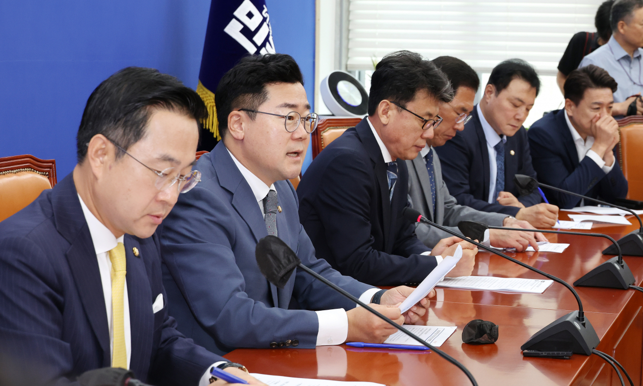 박찬대 더불어민주당 당 대표 직무대행 겸 원내대표(왼쪽 두번째)가 11일 오전 국회에서 열린 정책조정회의에서 발언하고 있다. [연합]